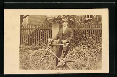 Foto-AK Heranwachsender Bursche in zeitgenössischer Kleidung mit seinem Fahrrad