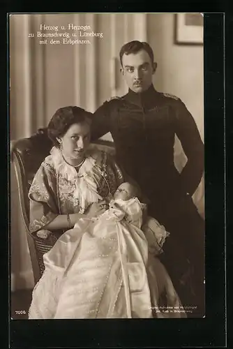 AK Ernst August Herzog von Braunschweig mit Gemahlin und dem Erbprinzen im Taufkleid