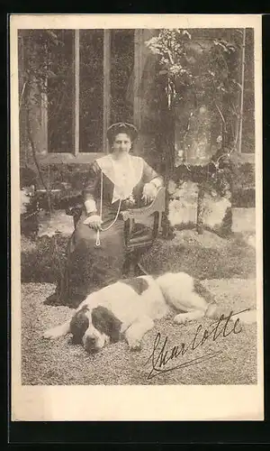 AK Portrait Charlotte von Württemberg mit liegendem Bernhardiner