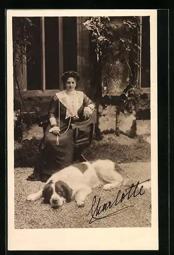 AK Charlotte von Württemberg in einem Garten mit einem vor ihr liegendem Bernhardiner