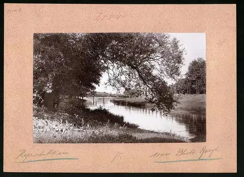 Fotografie Brück & Sohn Meissen, Ansicht Elsterwerda, Partie an der Elster mit Blick zur Brücke