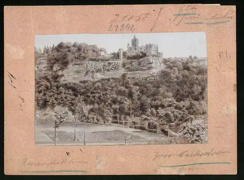 Fotografie Brück & Sohn Meissen, Ansicht Rudelsburg a. Saale, Blick auf das Schloss Rudelsburg mit Eisenbahnschienen