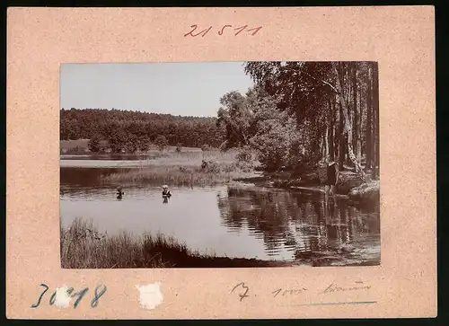 Fotografie Brück & Sohn Meissen, Ansicht Schmannewitz, Frauen und Mann baden im Waldteich