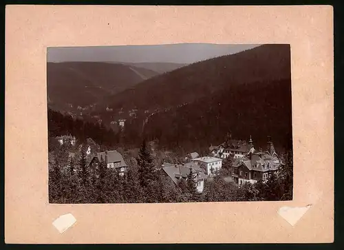 Fotografie Brück & Sohn Meissen, Ansicht Bärenfels i. Erzg., Blick auf den Ort mit Wohnhäusern