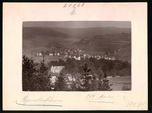 Fotografie Brück & Sohn Meissen, Ansicht Neuhausen i. Erzg., Blick auf den Ort mit Kirchtürmen