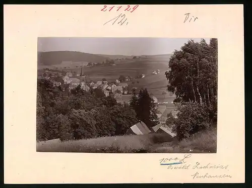 Fotografie Brück & Sohn Meissen, Ansicht Neuhausen i. Erzg., Blick vom Wald auf den Ort mit Kirche