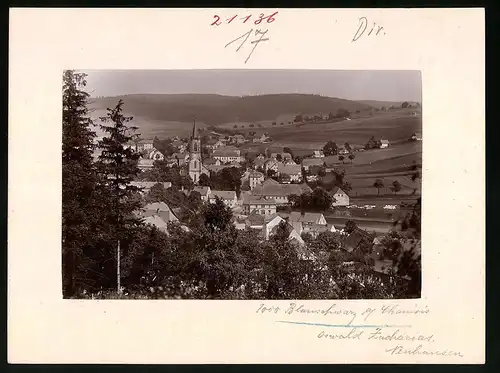 Fotografie Brück & Sohn Meissen, Ansicht Neuhausen i. Erzg., Blick über die Dächer des Ortes zur Kirche