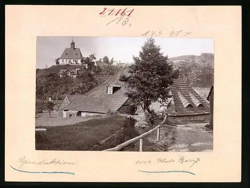 Fotografie Brück & Sohn Meissen, Ansicht Oberneuschönberg, Partie im Ort mit Blick zu der Kirche