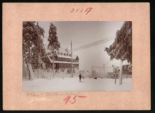 Fotografie Brück & Sohn Meissen, Ansicht Oberbärenburg i. Erzg., Skiläufer am Berghotel Friedrichshöhe im Winter