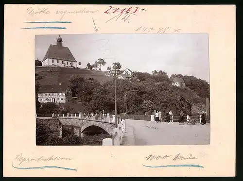 Fotografie Brück & Sohn Meissen, Ansicht Oberneuschönberg, Blick in den Ort mit Eisenbahnbrücke und Kirche