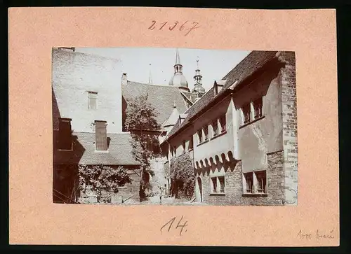 Fotografie Brück & Sohn Meissen, Ansicht Eisleben, im Hof von Luthers Sterbehaus, Blick zur Kirche