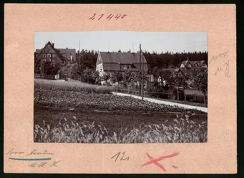 Fotografie Brück & Sohn Meissen, Ansicht Oberbärenburg i. Erzg., Blick in den Ort mit Wohnhäusern