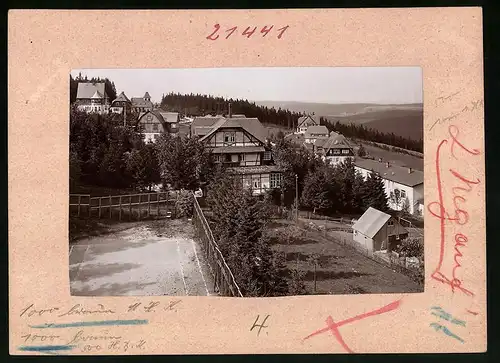 Fotografie Brück & Sohn Meissen, Ansicht Oberbärenburg i. Erzg., Blick in den Ort mit Gasthaus Friedrichshöhe