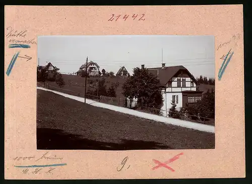 Fotografie Brück & Sohn Meissen, Ansicht Oberbärenburg i. Erzg., Strassenpartie mit Wohnhäusern