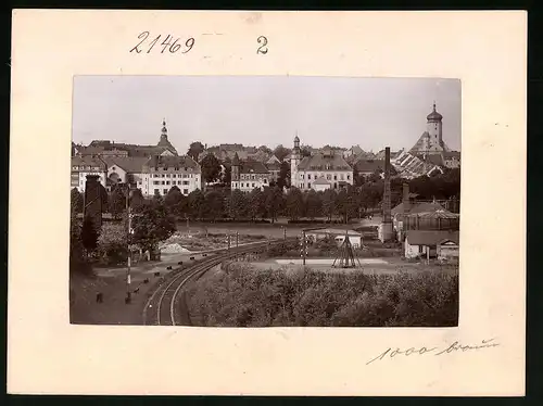 Fotografie Brück & Sohn Meissen, Ansicht Marienberg i. Sa., Eisenbahnschinen mit Blick in den Ort, Gasometer