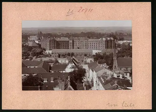 Fotografie Brück & Sohn Meissen, Ansicht Wittenberg a. Elbe, Blick über die Dächer auf die Kavalierskaserne
