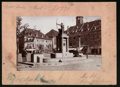 Fotografie Brück & Sohn Meissen, Ansicht Grossenhain i. Sa., Partie am Albertbrunnen am Markt mit Geschäften, Dackel