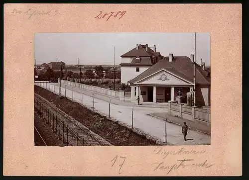 Fotografie Brück & Sohn Meissen, Ansicht Grossenhain i. Sa., Gleispartie mit Fliegerkaserne an der Hauptwache