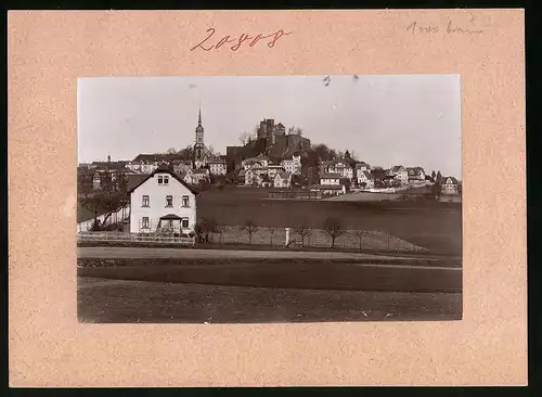 Fotografie Brück & Sohn Meissen, Ansicht Stolpen i. Sa., Blick auf den Ort mit Haus Josef Püschner