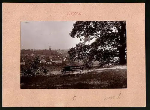 Fotografie Brück & Sohn Meissen, Ansicht Spremberg, Blick auf den Ort vom Berg mit Parkbank