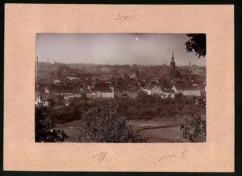 Fotografie Brück & Sohn Meissen, Ansicht Spremberg, Blick auf die Stadt mit Kirche mit Schornsteinen
