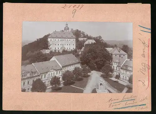 Fotografie Brück & Sohn Meissen, Ansicht Frauenstein i. Erzg., Blick auf den Ort mit Denkmal und Schloss