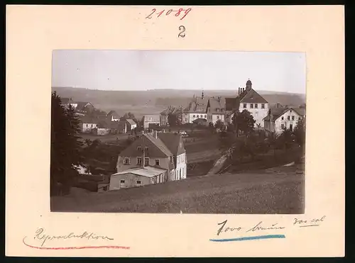 Fotografie Brück & Sohn Meissen, Ansicht Reitzenhain i. Erzg., Blick auf den Ort mit Kirche