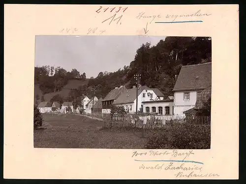 Fotografie Brück & Sohn Meissen, Ansicht Neuhausen i. Erzg., Blick in die Gasse mit Wohnhäusern