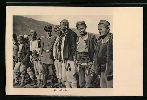 AK Mazedonien, Soldat mit Männern in Tracht