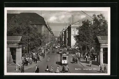 AK Berlin, Leipziger Strasse mit Strassenbahnen