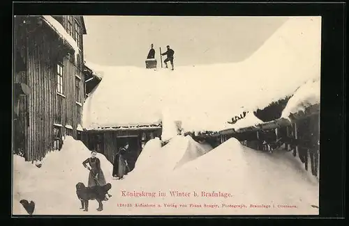 AK Braunlage, Königskrug unter Schneemassen im Winter, Arbeiter auf dem Dach, Schneeschipperinnen