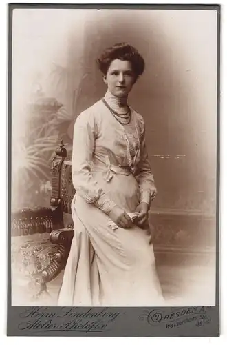 Fotografie Herm. Lindenberg, Dresden-A., Waisenhaus-Str. 38, Junge Dame im Kleid mit Halskette