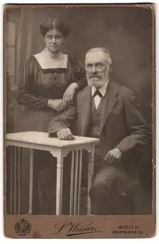 Fotografie Siegfried Weiner, Wien, Löwengasse, Älteres Paar in hübscher Kleidung