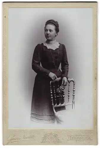 Fotografie Géza von Németh, Innsbruck, Maria Theresienstr. 27, Junge Dame im modischen Kleid