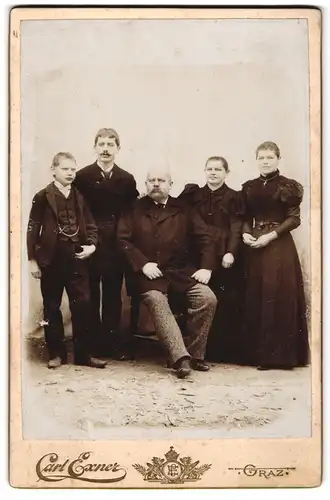 Fotografie Carl Exner, Graz, Bürgerliche Familie in modischer Kleidung