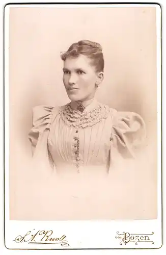 Fotografie S. Aug. Knoll, Bozen, Dreifaltigkeitsplatz 4, Junge Dame im Kleid mit Kragenbrosche