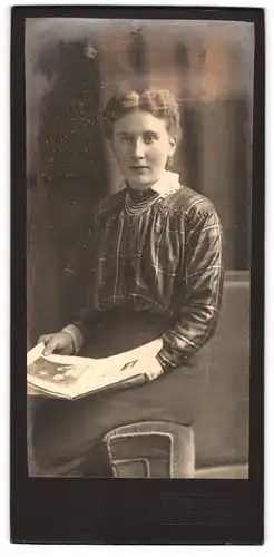 Fotografie V. Hermann, Delmenhorst, Junge Dame in modischer Bluse mit einem Buch