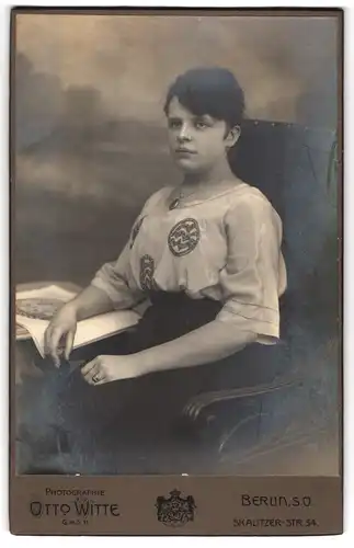 Fotografie Otto Witte G. m. b. H., Berlin-SO, Skalitzerstr. 54, Junge Dame in modischer Bluse mit Amulett