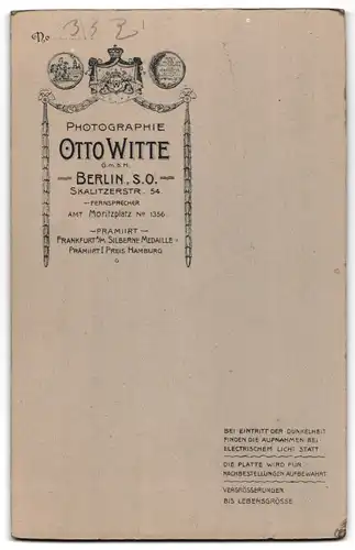 Fotografie Otto Witte G. m. b. H., Berlin-SO, Skalitzerstr. 54, Junge Dame in modischer Bluse mit Amulett