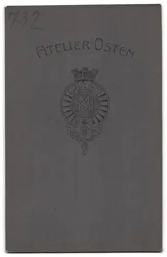 Fotografie Atelier Osten, Berlin, Frankfurter Allee 109-12, Elegant gekleideter Herr mit Oberlippenbart
