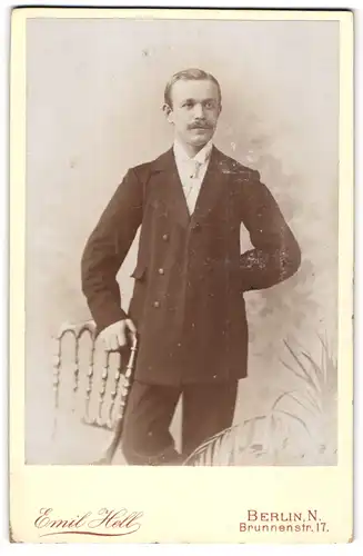 Fotografie Emil Hell, Berlin-N., Brunnenstr. 17, Junger Herr im Anzug mit Moustache