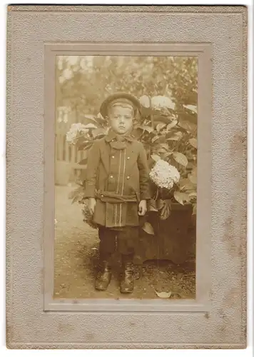 Fotografie unbekannter Fotograf und Ort, Kleiner Junge in modischer Kleidung