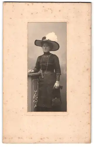 Fotografie O. Goetze, Lübeck, Gr. Burgstr. 15, Junge Dame im modischen Kleid