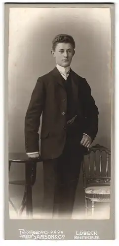 Fotografie Samson & Co., Lübeck, Breitstr. 39, Junger Herr im Anzug mit Krawatte