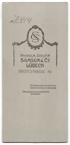 Fotografie Samson & Co., Lübeck, Breitstr. 39, Junger Herr im Anzug mit Krawatte