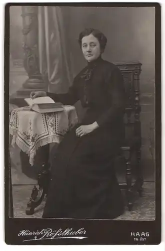 Fotografie Heinrich Rösslhuber, Haag am Hausbruck, Bürgerliche Dame in schwarzer Kleidung mit Buch