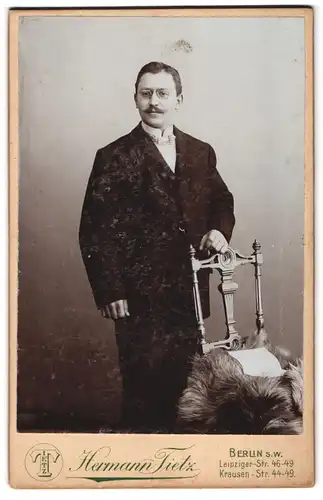 Fotografie Hermann Tietz, Berlin-SW, Leipziger-Str. 46-49, Elegant gekleideter Herr mit Zwicker und Schnauzbart