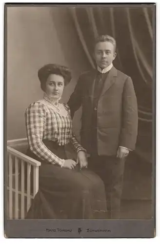 Fotografie Hans Torgau, Schwerin i. M., Junges Paar in modischer Kleidung