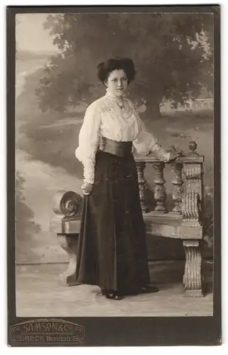 Fotografie Samson & Co., Lübeck, Breitstr. 39, Junge Dame in weisser Bluse und Rock