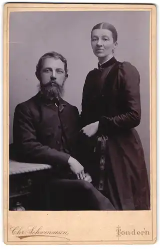 Fotografie Chr. Schwennesen, Tondern, Westerstrasse 4, Junger Mann mit fransigem Bart und ältere Frau mit Mittelscheitel
